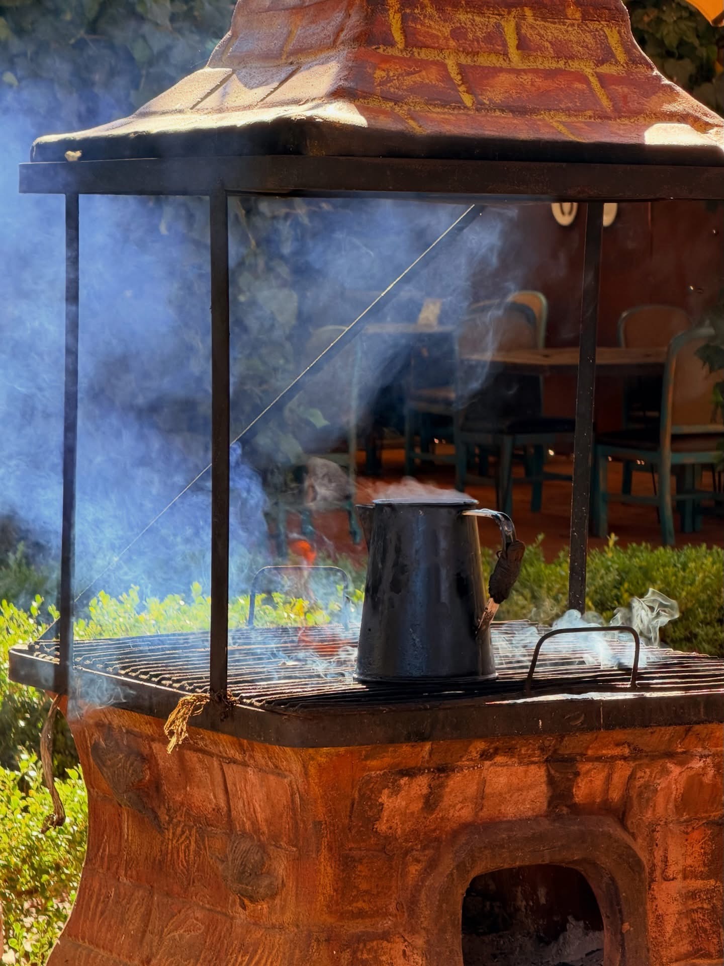 Café de talega preparándose sobre las brasas