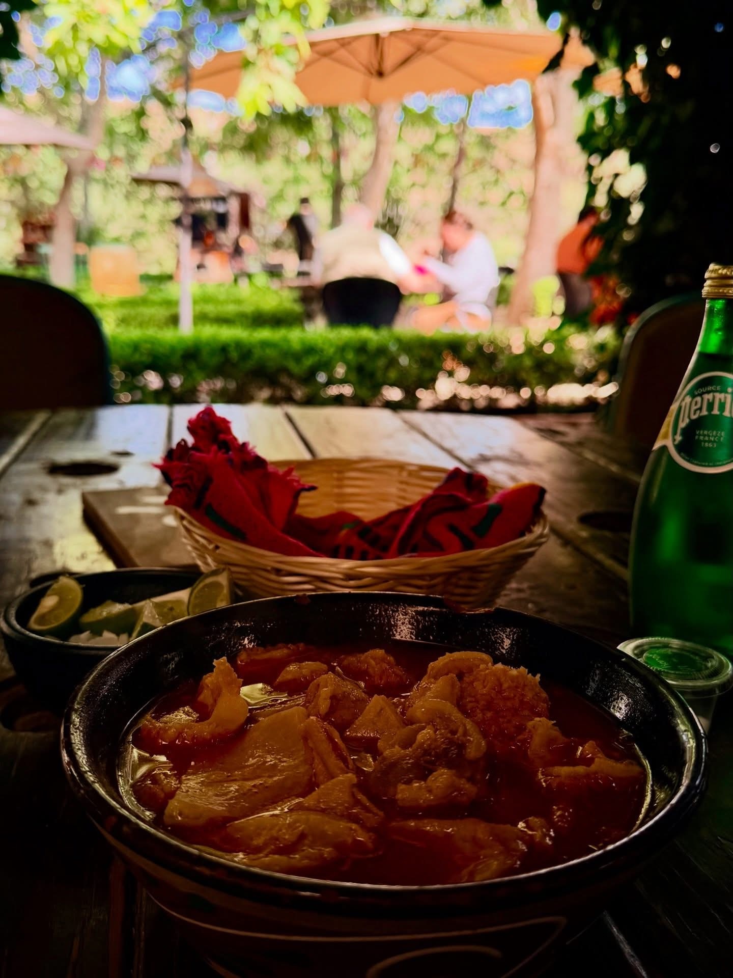Menudo servido en cazuela con tostadas