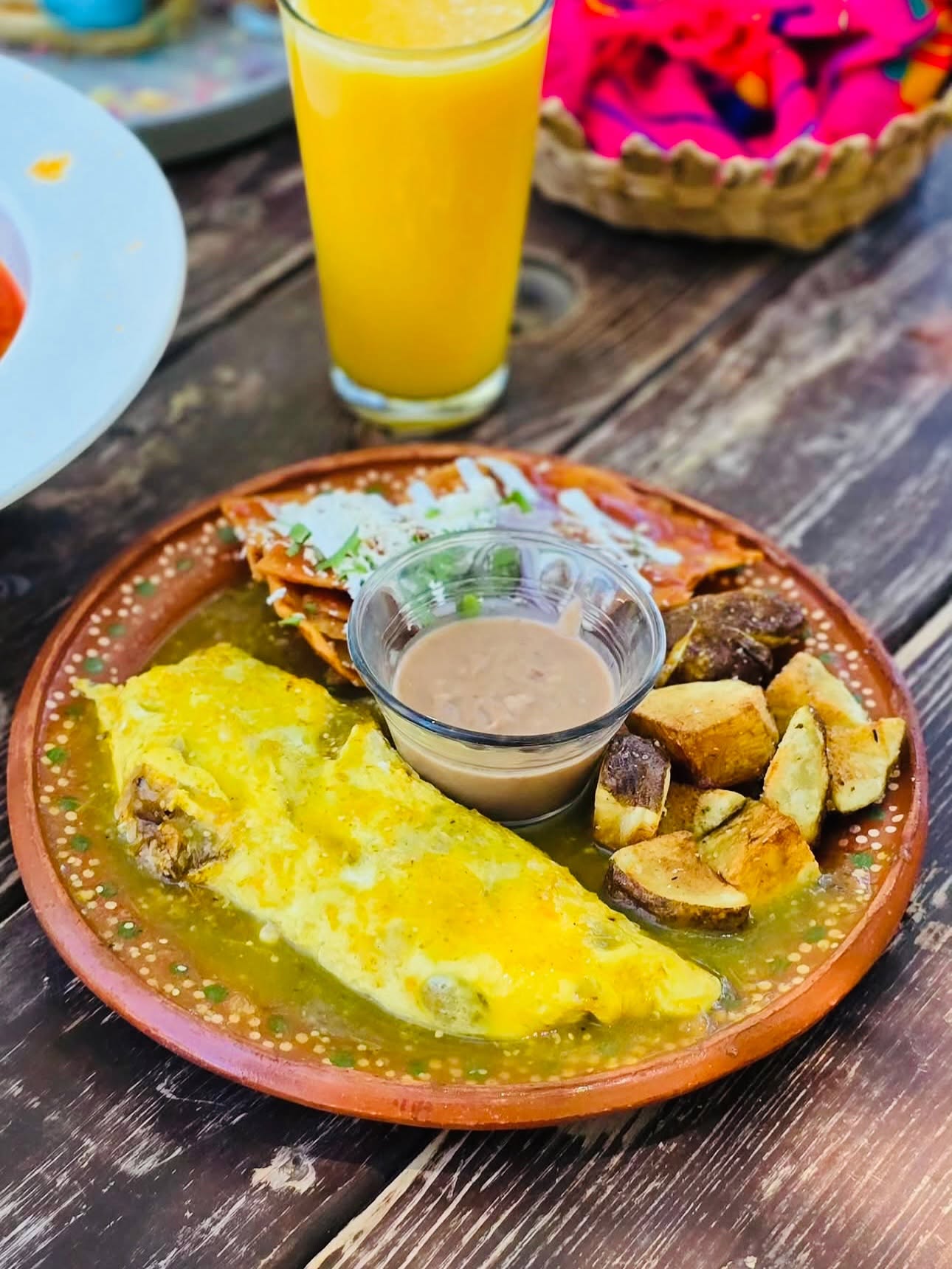 Omelette bañado en salsa verde con papas